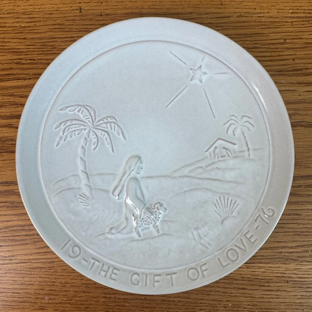 Frankoma Joniece‎ Frank The Gift of Love 1976 Christmas Plate White Sand Pottery